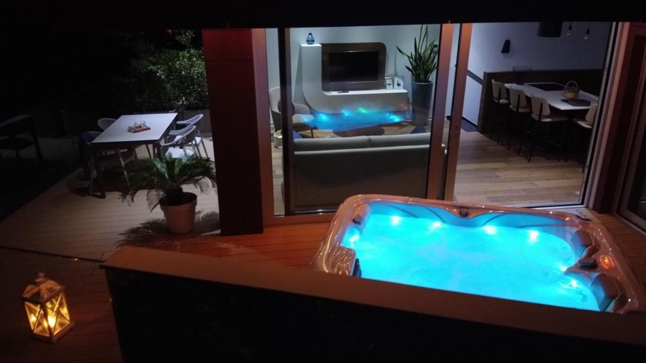 The Q Superior - A Penthouse With Jacuzzi And Sauna Rovinj Exterior photo